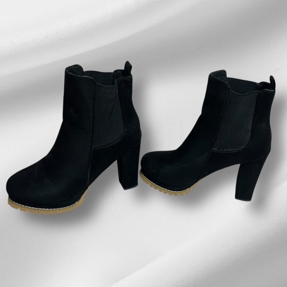 Black Heeled Chelsea Ankle Boots – Size 40 – Lug Sole, Suede Look - Picture 4 of 6